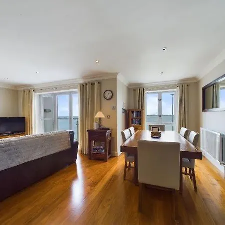 Cosy 3 Bedroom Apartment In Central Portrush With Sea Views Exterior photo
