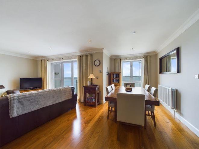 Cosy 3 Bedroom In With Sea Views Apartment