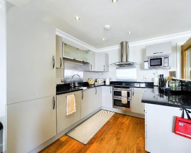 Cosy 3 Bedroom In With Sea Views