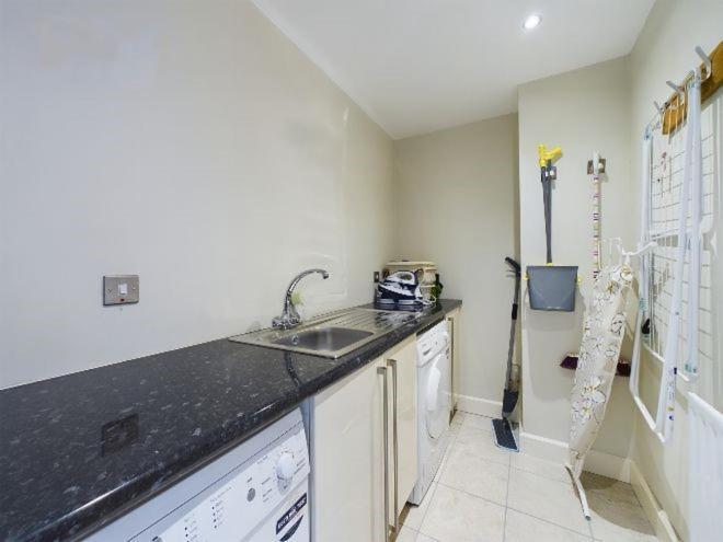 Cosy 3 Bedroom In With Sea Views Apartment *