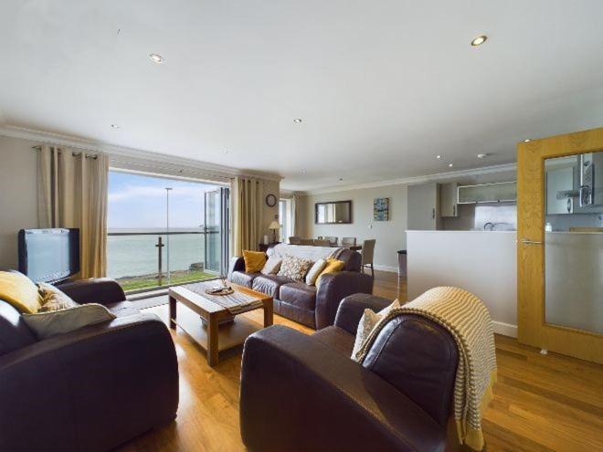 Cosy 3 Bedroom In With Sea Views *